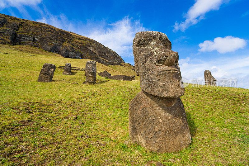 智利复活节岛Rano Raraku坡上的摩埃石像